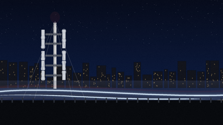 Torre de comunicaciones frente a una ciudad nocturna con estelas de luz por larga exposición.